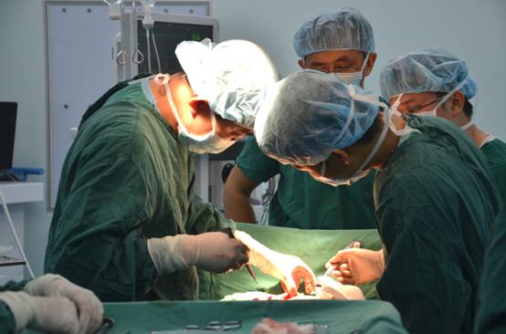 三亚市人民医院首例纵膈肿物切除术圆满完成